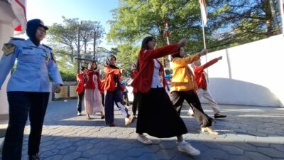 TANAMKAN DISIPLIN DAN PROFESIONALITAS, PESERTA MAGANG BAPAS MAKASSAR IKUTI APEL PAGI